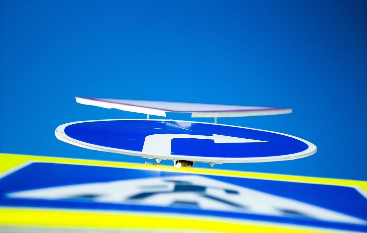 How to Tell if Someone is Bored but Pretending Not to Be: 17 Clear Signs