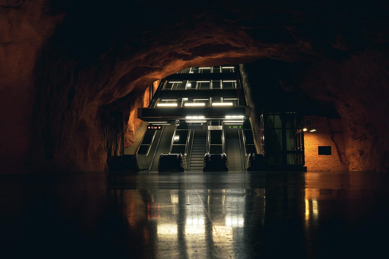 Do Humans Glow in the Dark: 8 Real Facts Behind the Hidden Human Glow