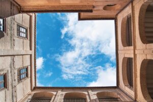 Sunken Courtyards History: 8 Reasons Ancient Builders Loved Going Below Ground