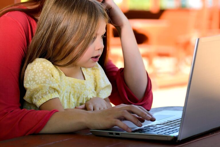 Attention in a Distracted World: 9 Key Insights to Focus Better G